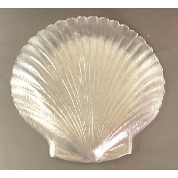 Clam Shell Seashell Shaped Clear Plates 8" x 7.75" x 1" Set of 2 - Picture 6 of 7